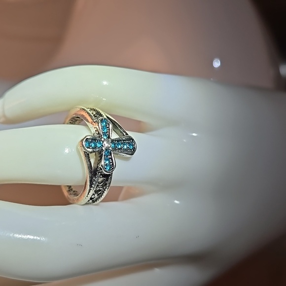 Blue Cubic Zirconia Cross Ring - Silver plated - Sparkling Gemstones Size 8 - Picture 7 of 10